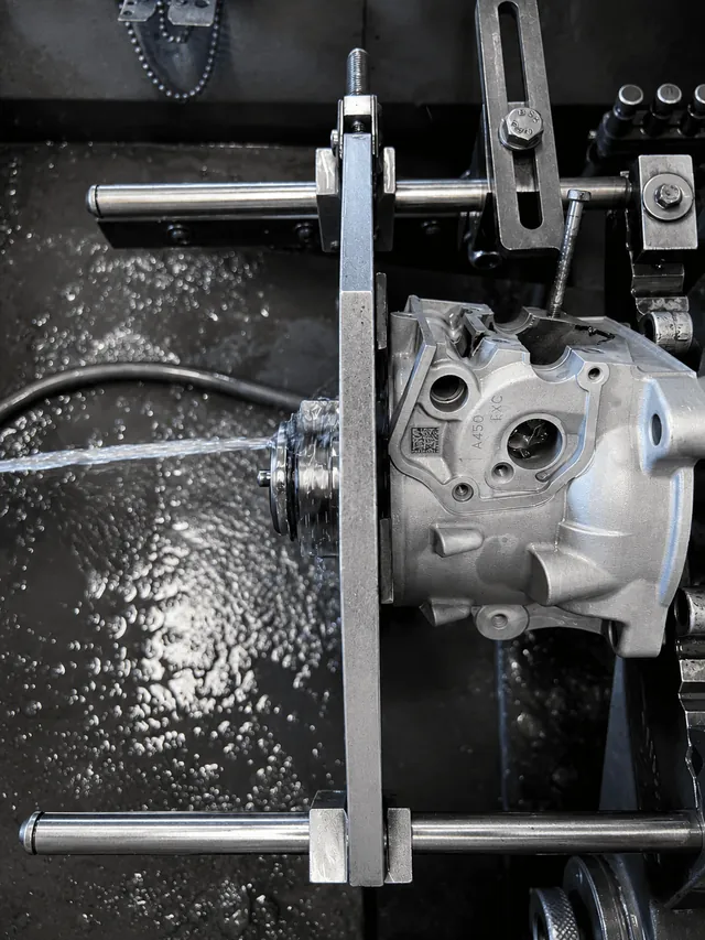 Horizontale Maschine zur Endbearbeitung und Politur des KTM EXC/SX 300 Zylinders nach dem Neuverchromungsprozess.
